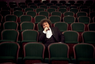 Тенор Максим Крылов