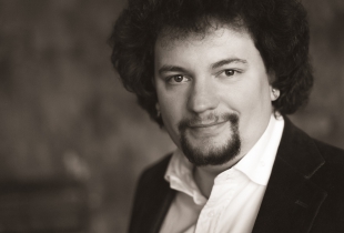 Тенор Максим Крылов